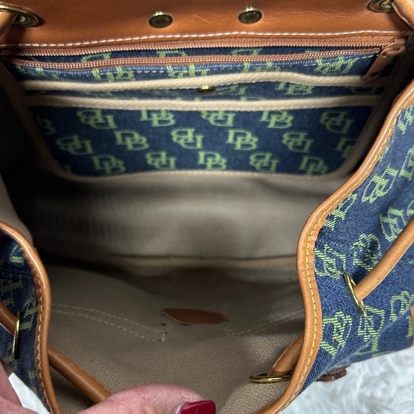 Dooney & Bourke Vintage Navy and Tan Signature Backpack Excellent Condition - Picture 8 of 16